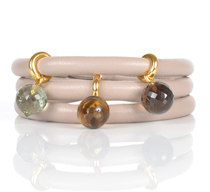 Lys beige  skindarmbånd med 3 Match charms. Match serien.